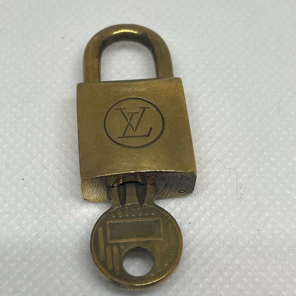 LOUIS VUITTON GOLD TONE LOCK & KEY #228 π - Picture 2 of 4